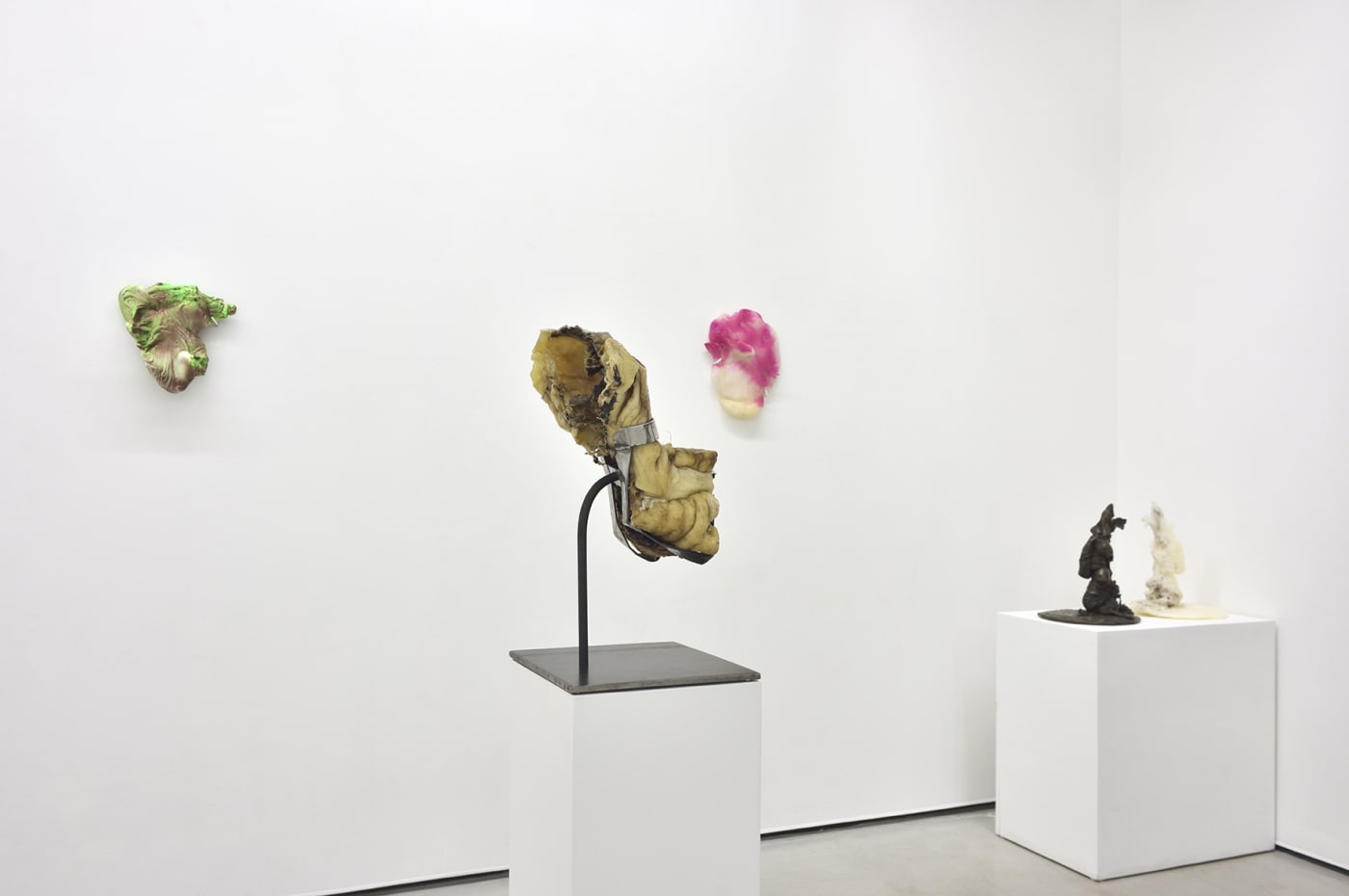 Vue de l'exposition personnelle d'Anita MOLINERO, " Les Larmes de Louise ", Galerie Christophe Gaillard, Paris, 2023. © Photo : Rebecca Fanuele.