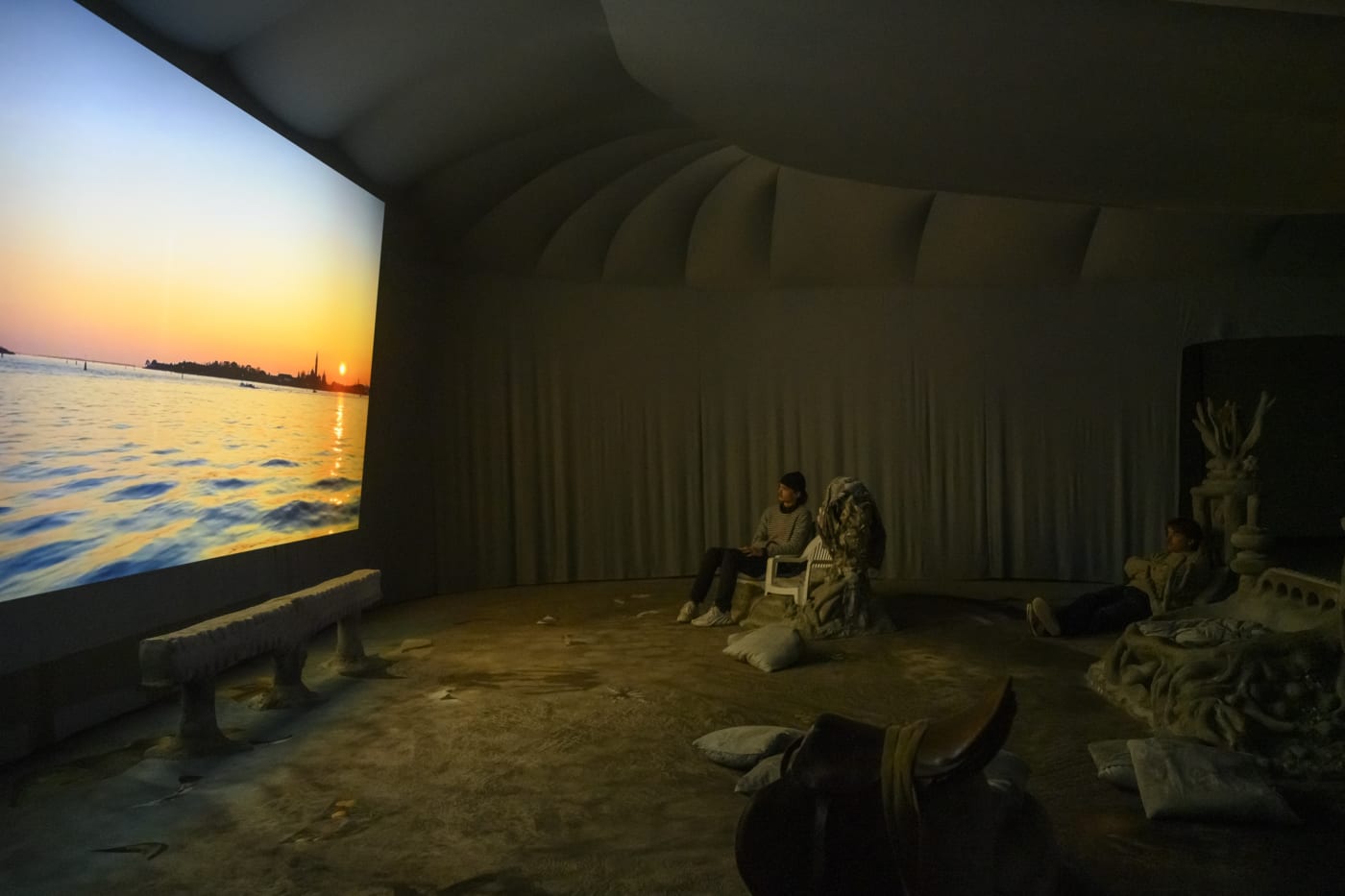 Credits: Laure Prouvost: Deep See Blue Surrounding You / Vois Ce Bleu Profond Te Fondre, Bonnefanten 2021. Photo: Peter Cox