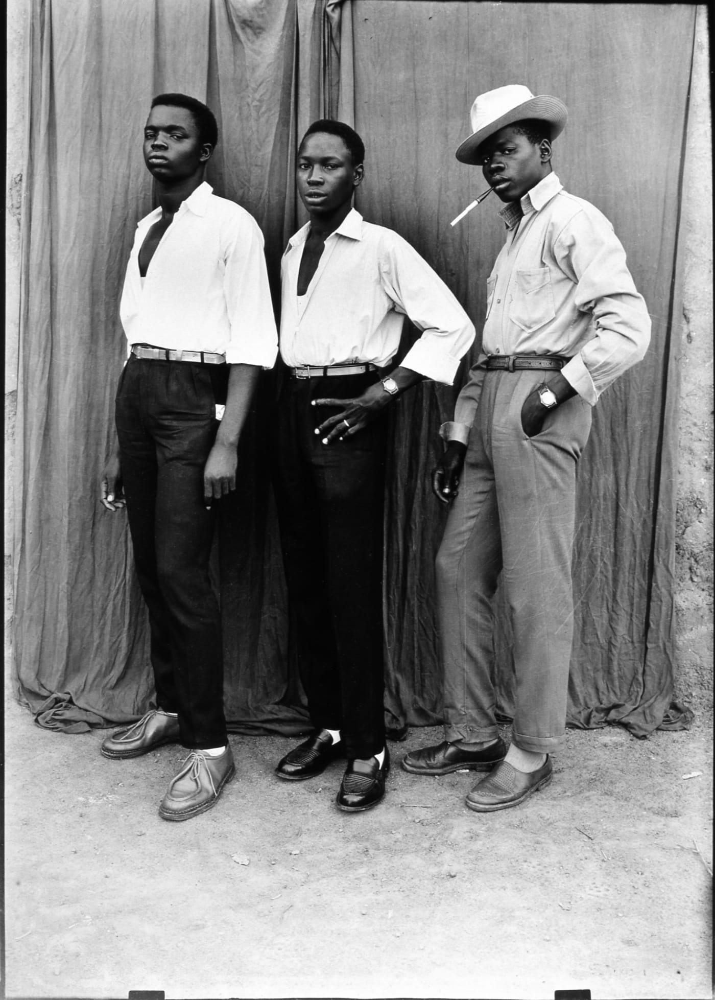 Seydou Keïta Sans titre/ Untitled (00980-MA.KE.142), 1952-1955 Posthumous Gelatin black and white silver print on cartoline paper 280g 60 x 50 cm (23 5/8 x 19 5/8 in.) Edition of 10 + 2 AP Posthumous Gelatin black and white silver print on cartoline paper 280g back-mounted on Aluminium 1mm 162 x 122 cm (63 25/32 x 48 1/32 in) Edition of 5 + 2 AP