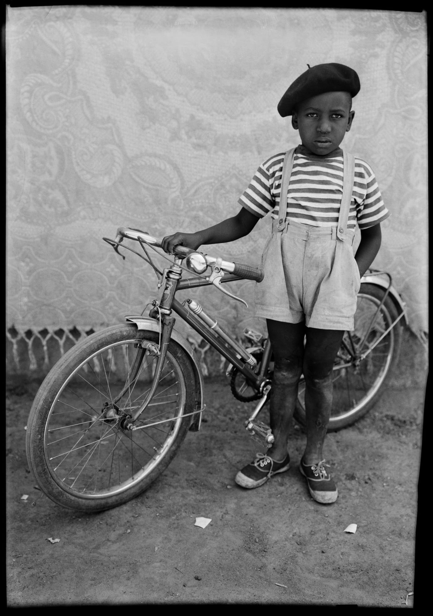 Seydou Keïta Sans titre/ Untitled (02424-MA.KE.319), 1948-1954 Posthumous Gelatin black and white silver print on cartoline paper 280g 60 x 50 cm (23 5/8 x 19 5/8 in.) Edition of 10 + 2 AP Posthumous Gelatin black and white silver print on cartoline paper 280g back-mounted on Aluminium 1mm 162 x 122 cm (63 25/32 x 48 1/32 in) Edition of 5 + 2 AP