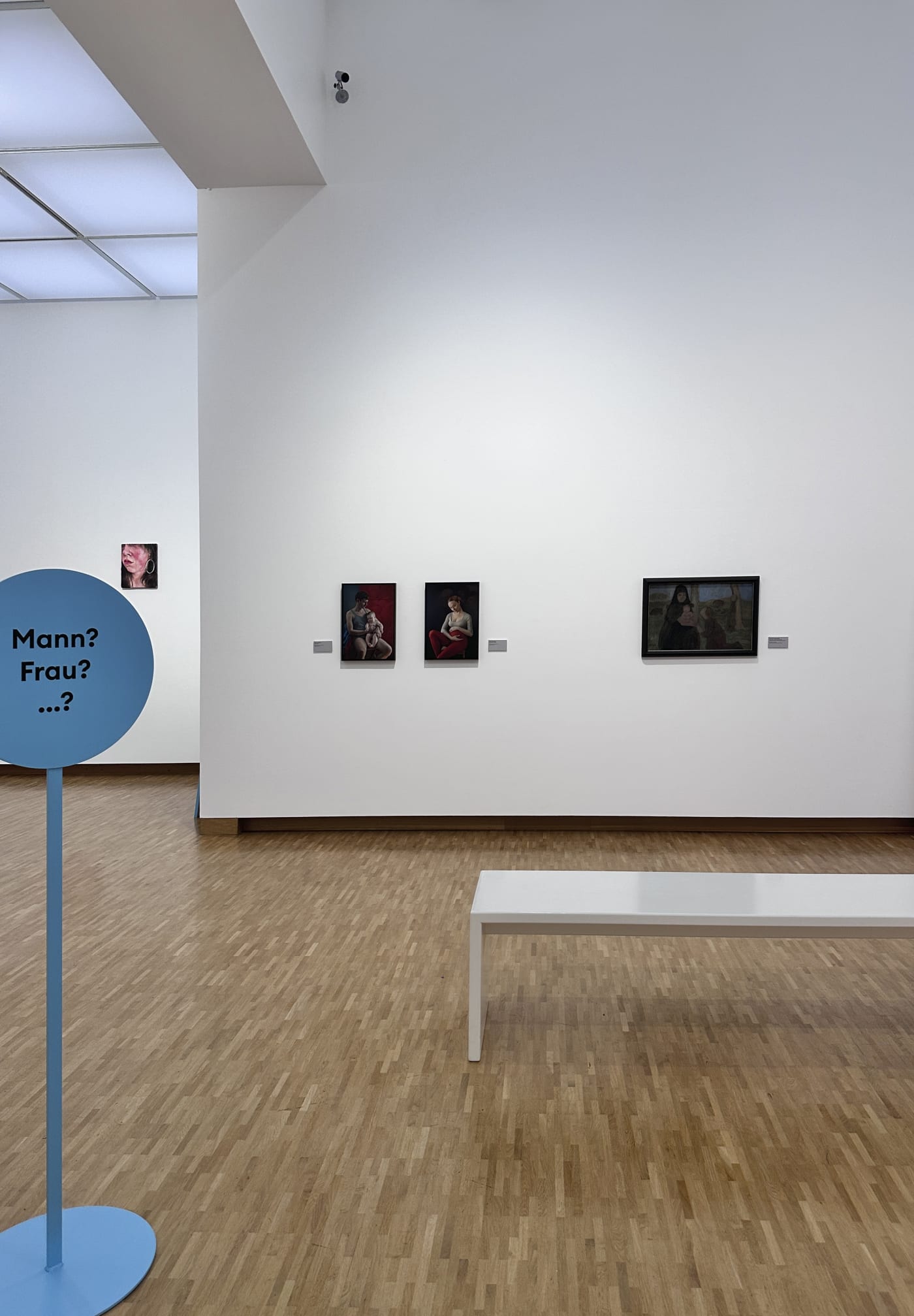 Left: Katerina Belkina Duo, 2015 The Sinner, 2014 Right: Paula Moersohn-Becker Anbetung, Figurengruppe mit sitzender Bäuerin und Säugling, 1902
