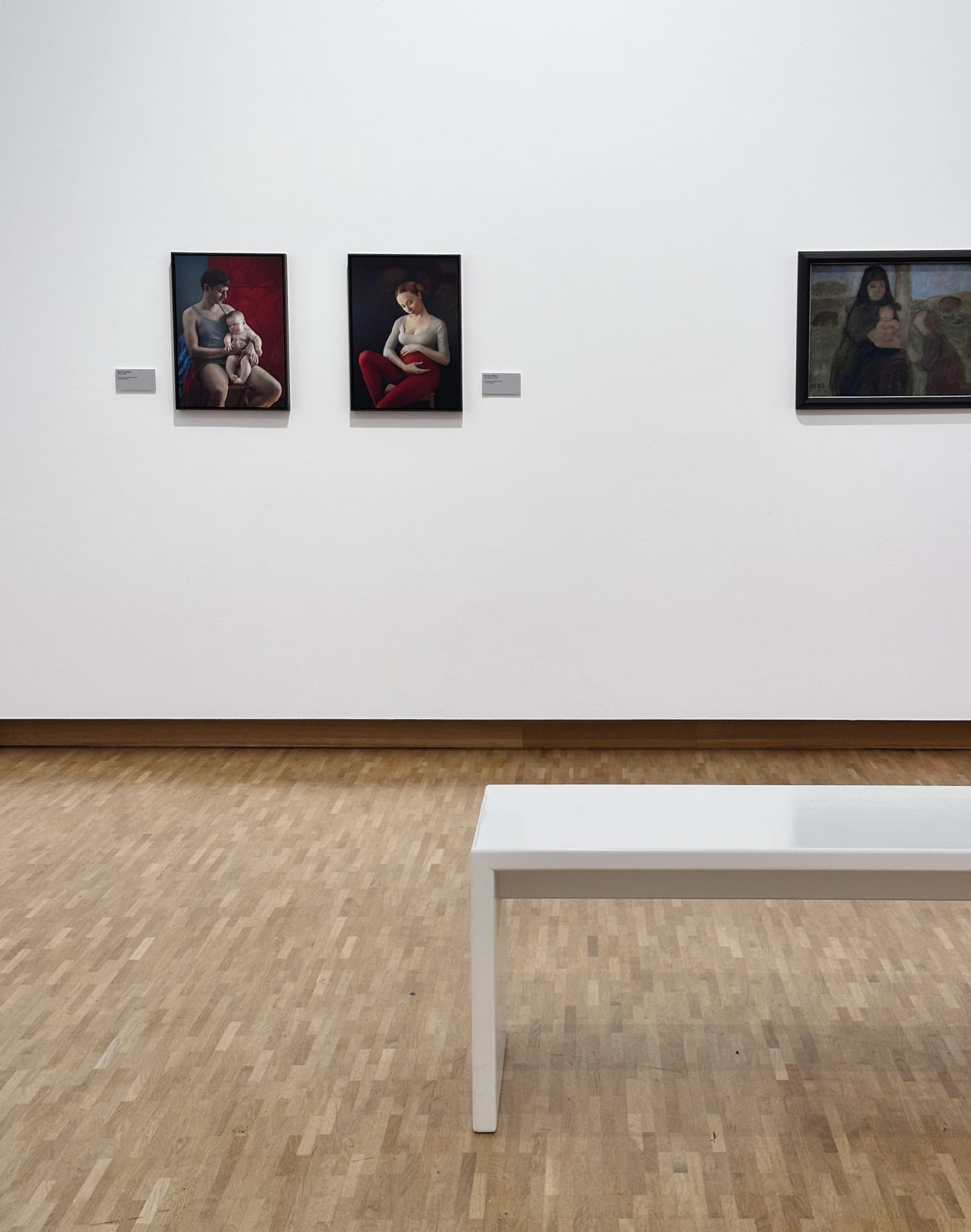 Left: Katerina Belkina Duo, 2015 The Sinner, 2014 Right: Paula Moersohn-Becker Anbetung, Figurengruppe mit sitzender Bäuerin und Säugling, 1902