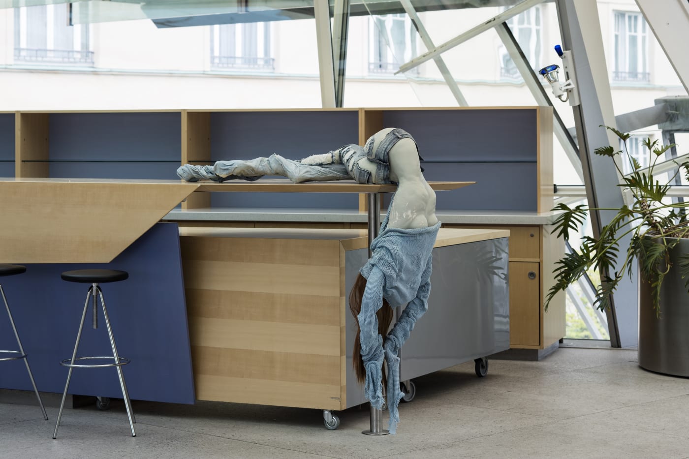 ANNA UDDENBERG 9. Berlin Biennale für zeitgenössische Kunst / 9th Berlin Biennale for Contemporary Art, 2016 Transit Mode - Abenteuer, 2014–16 photo: Timo Ohler