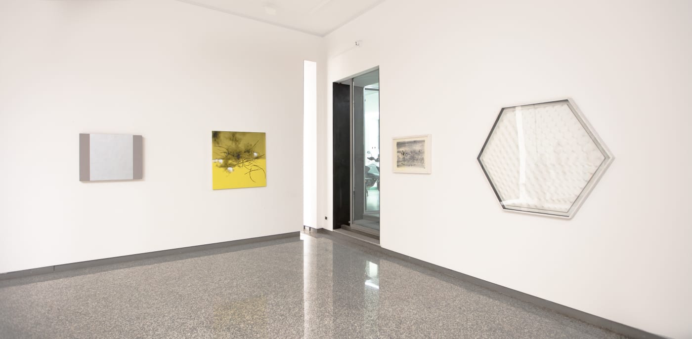 Veduta della mostra con le opere di Koji Yamamoto, Zao Wou Ki e Enrico Castellani.