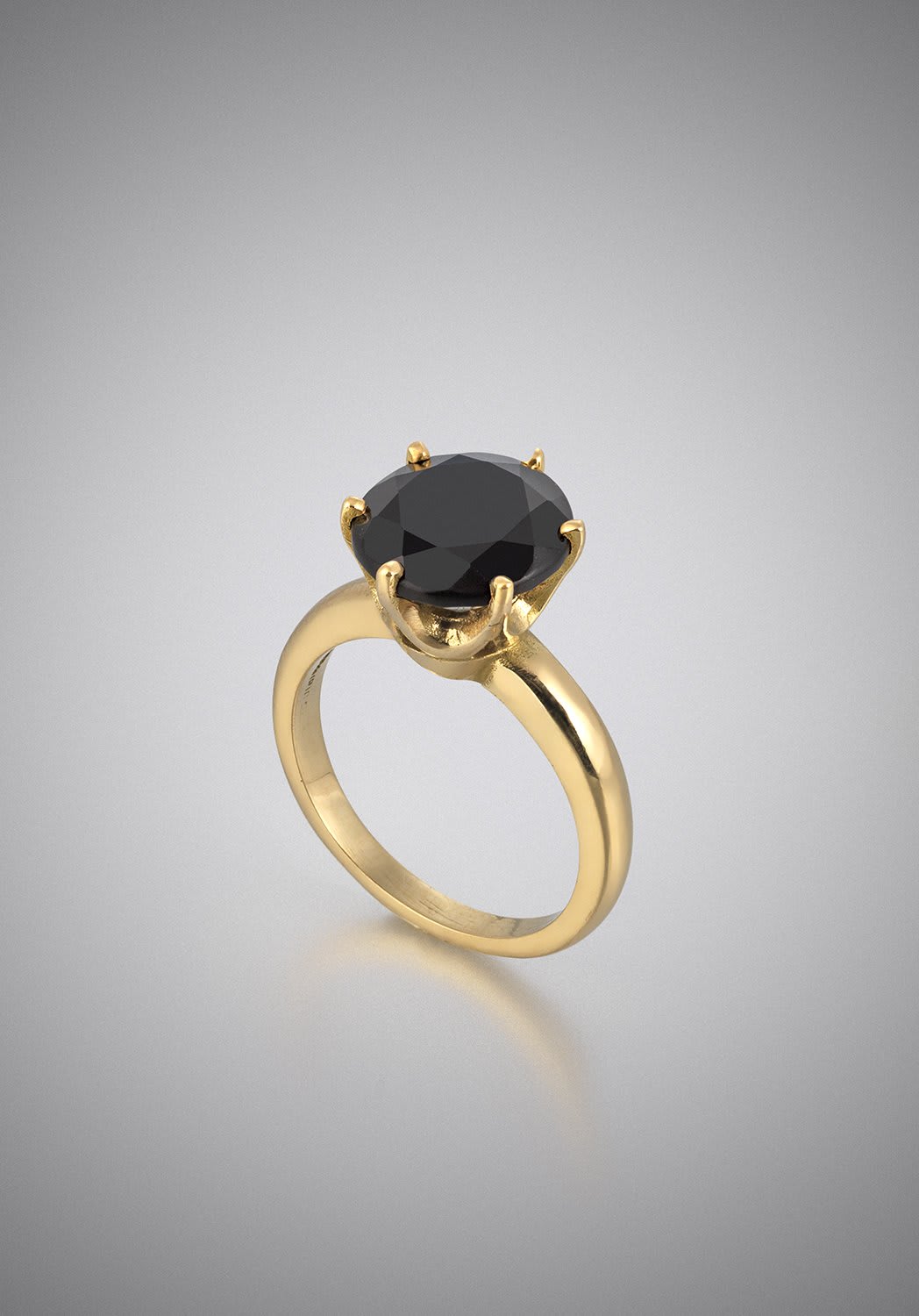 Rob Wynne Pebble Ring, 2013 Diamond cut fish tank pebble, 18ct gold unique