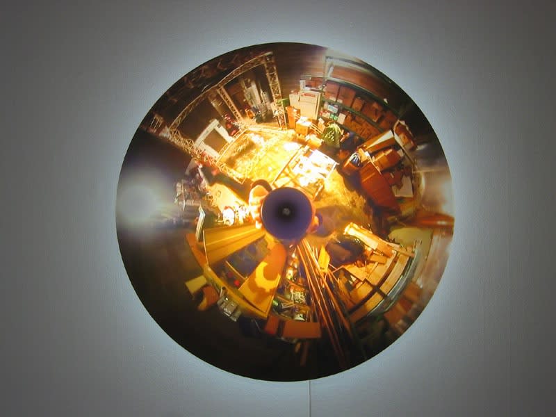 Luc Courchesne, 050124-2 (Montréal), 2003-2006, duratran monté sur plexi, laminé lexan, dispositif rotatif, ampoule fluorescente et tranformateur, 60.5 cm diam., édition de 5