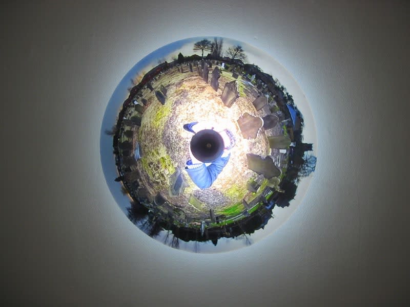 Luc Courchesne, 040310-3 (Liverpool), 2003-2006, duratran monté sur plexi, laminé lexan, dispositif rotatif, ampoule fluorescente et tranformateur, 60.5 cm diam., édition de 5