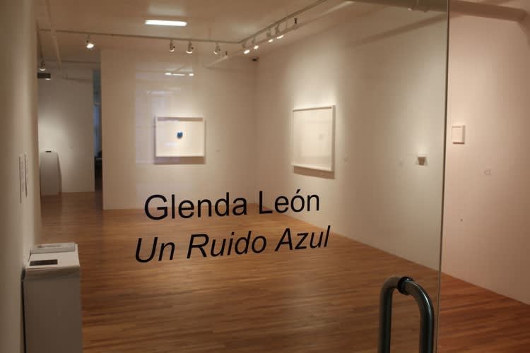 Glenda León : un ruido azul