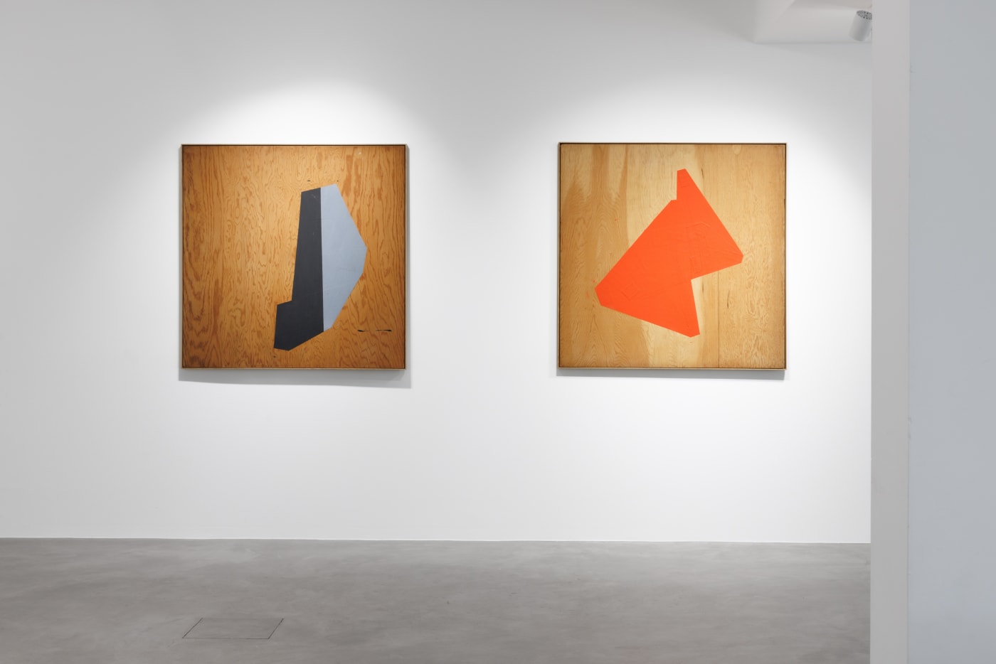 Installation view NYC | MUC | BER : Destionation Murnau with works by Marco Stanke and Michael Ullrich alongside selected paintings of NY-based artist Judy Rifka. PULPO GALLERY 2024.