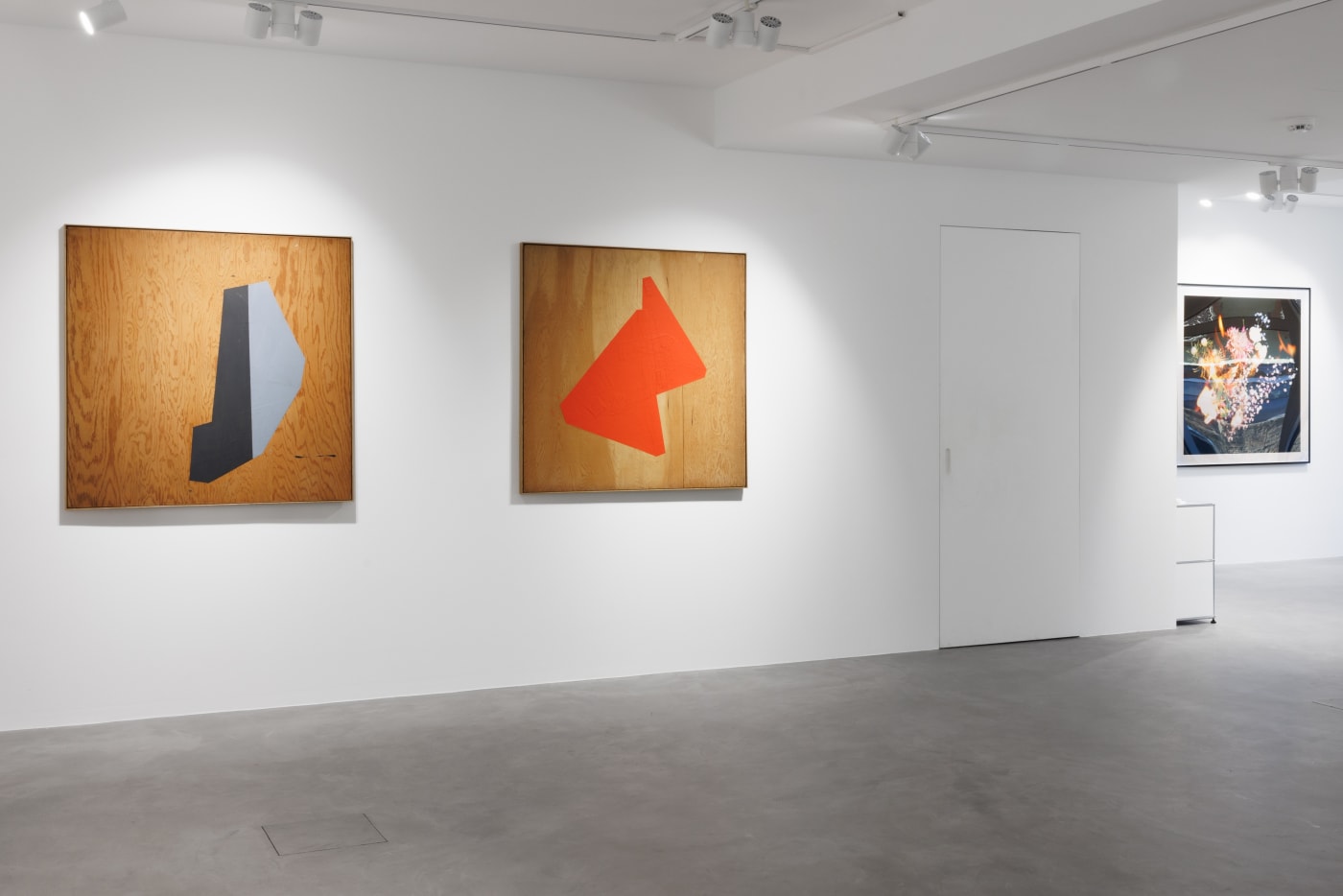 Installation view NYC | MUC | BER : Destionation Murnau with works by Marco Stanke and Michael Ullrich alongside selected paintings of NY-based artist Judy Rifka. PULPO GALLERY 2024.