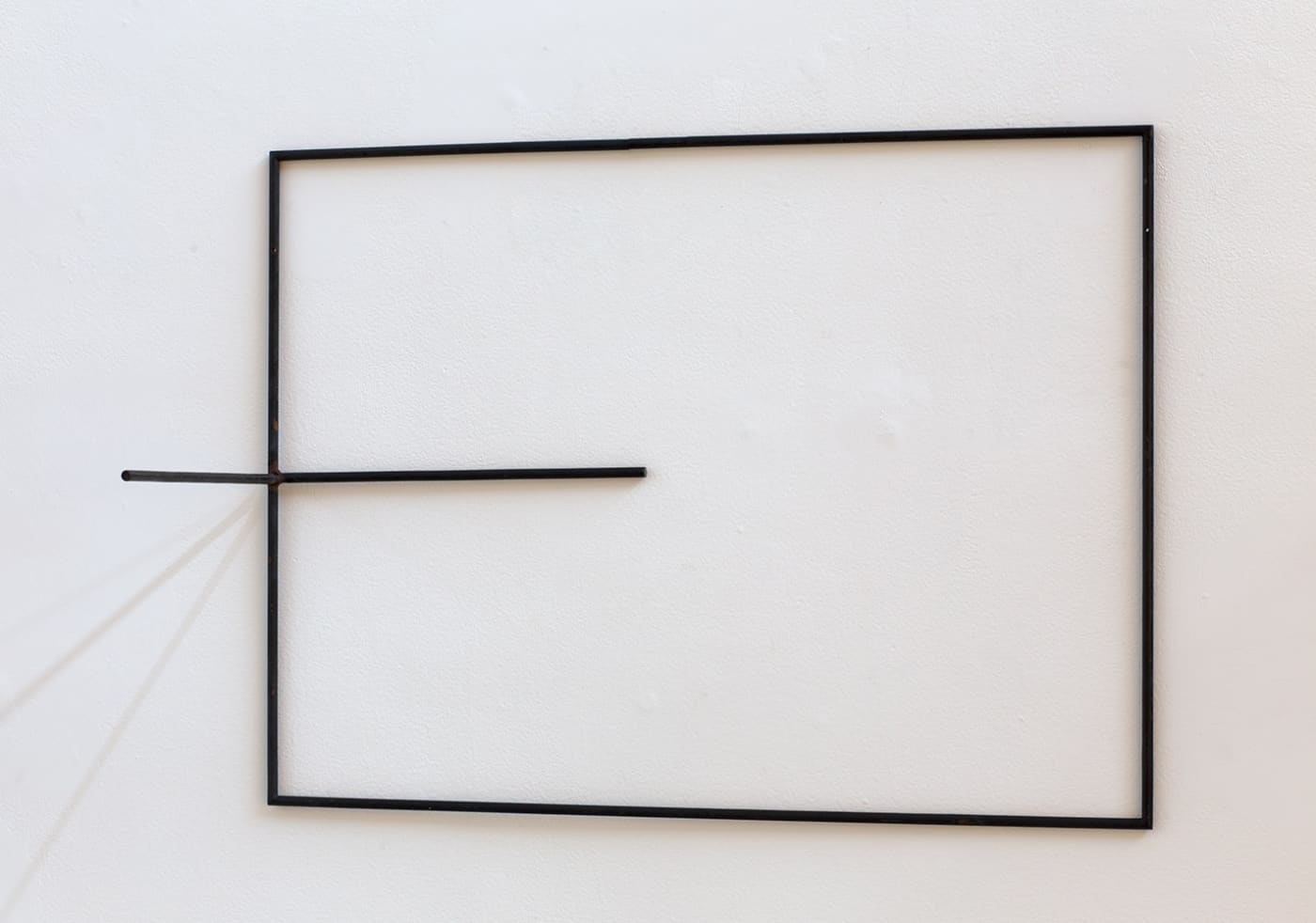 Waltercio Caldas Armação em ferro pintado, 1976 ferro tingido Edição de 10 52 x 70 x 30 cm