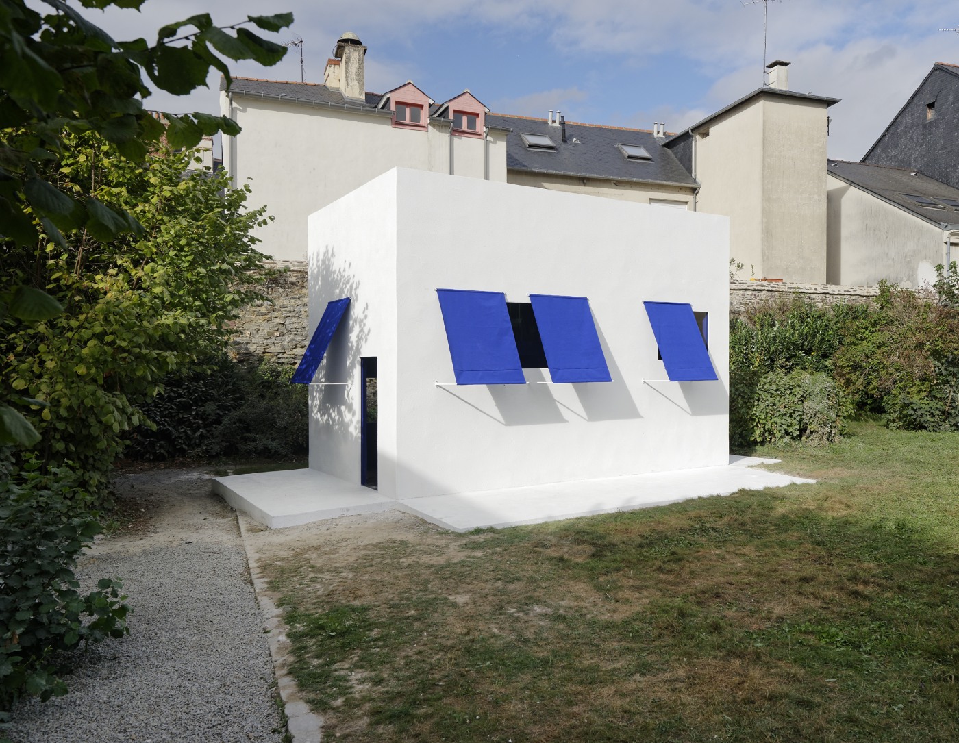 Jpf081 Dancerssleepinginsideabuilding