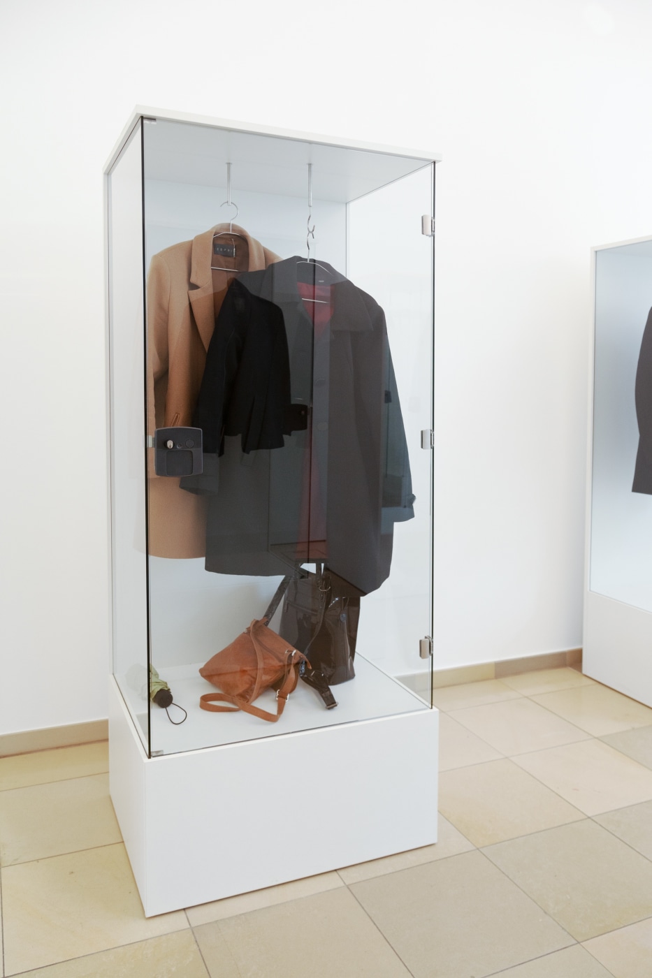 18 Karinsander Identitiesondisplay Kunsthallenuerberg Sefanalberimg 1002