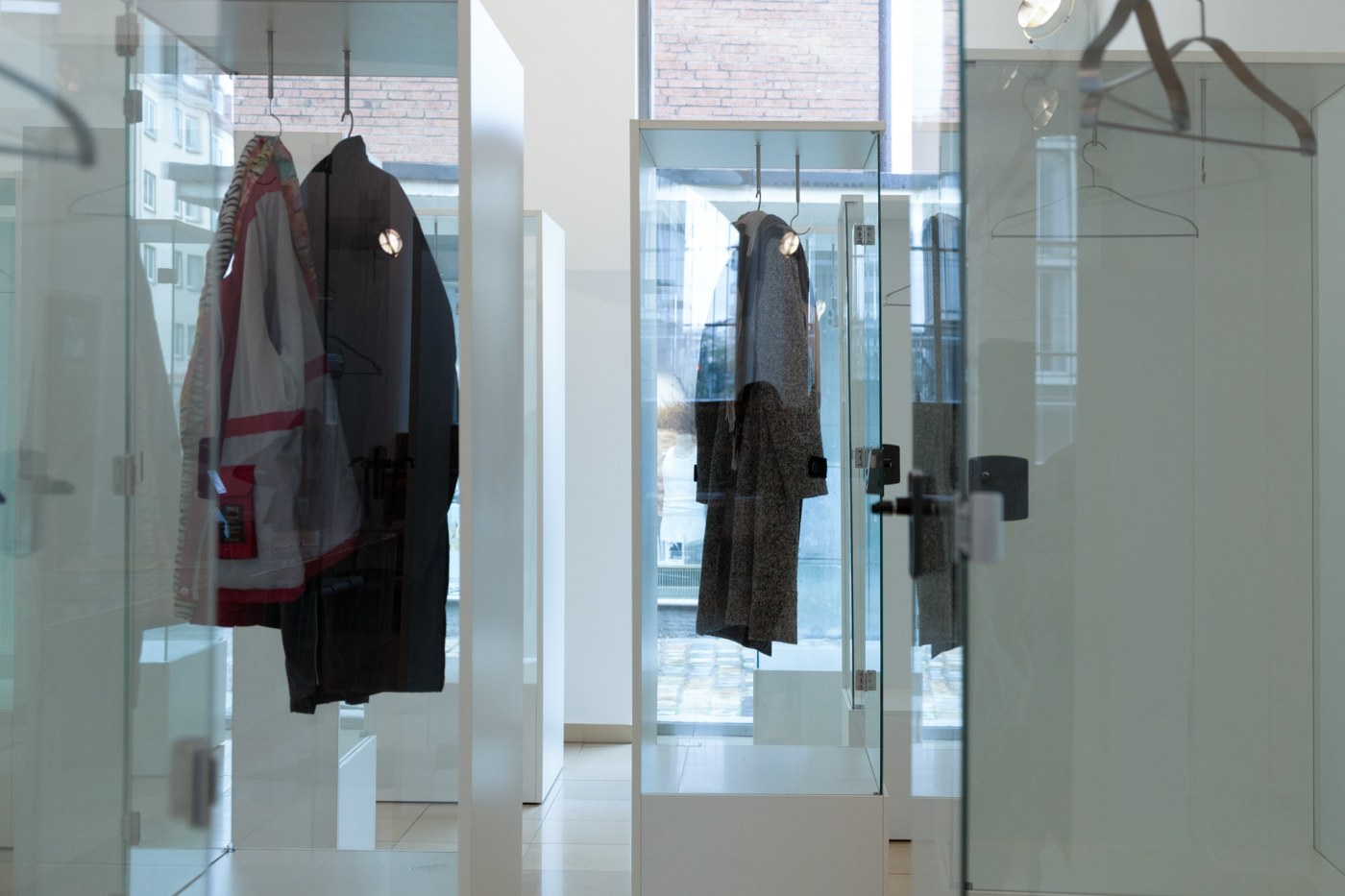 20 Karinsander Identitiesondisplay Kunsthallenuerberg Sefanalberimg 1019