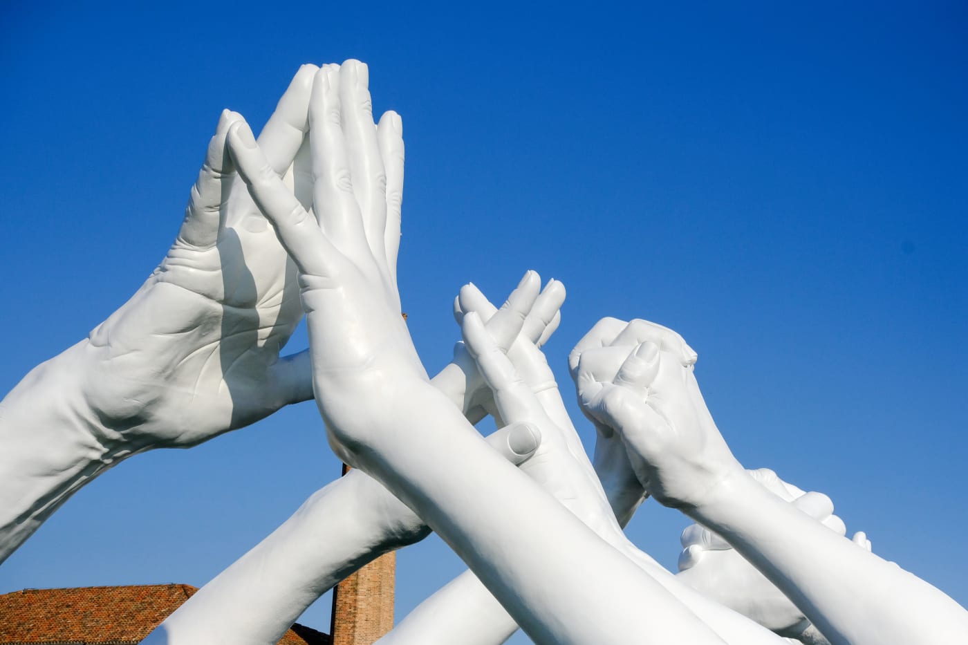 Building Bridges is Lorenzo Quinn's most ambitious project to date. Six pairs of monumental hands bridge the basin of the...