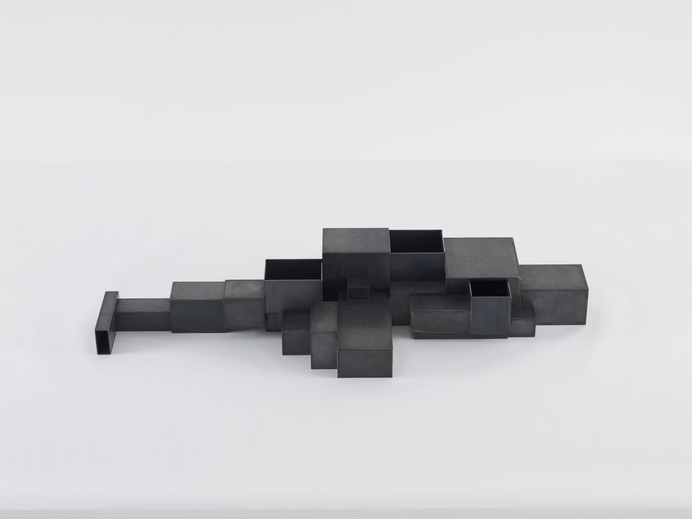 Antony Gormley Lucio Fontana / Antony Gormley Curated by Luca Massimo Barbero 20 April—27 November 2022 Negozio Olivetti Piazza San...