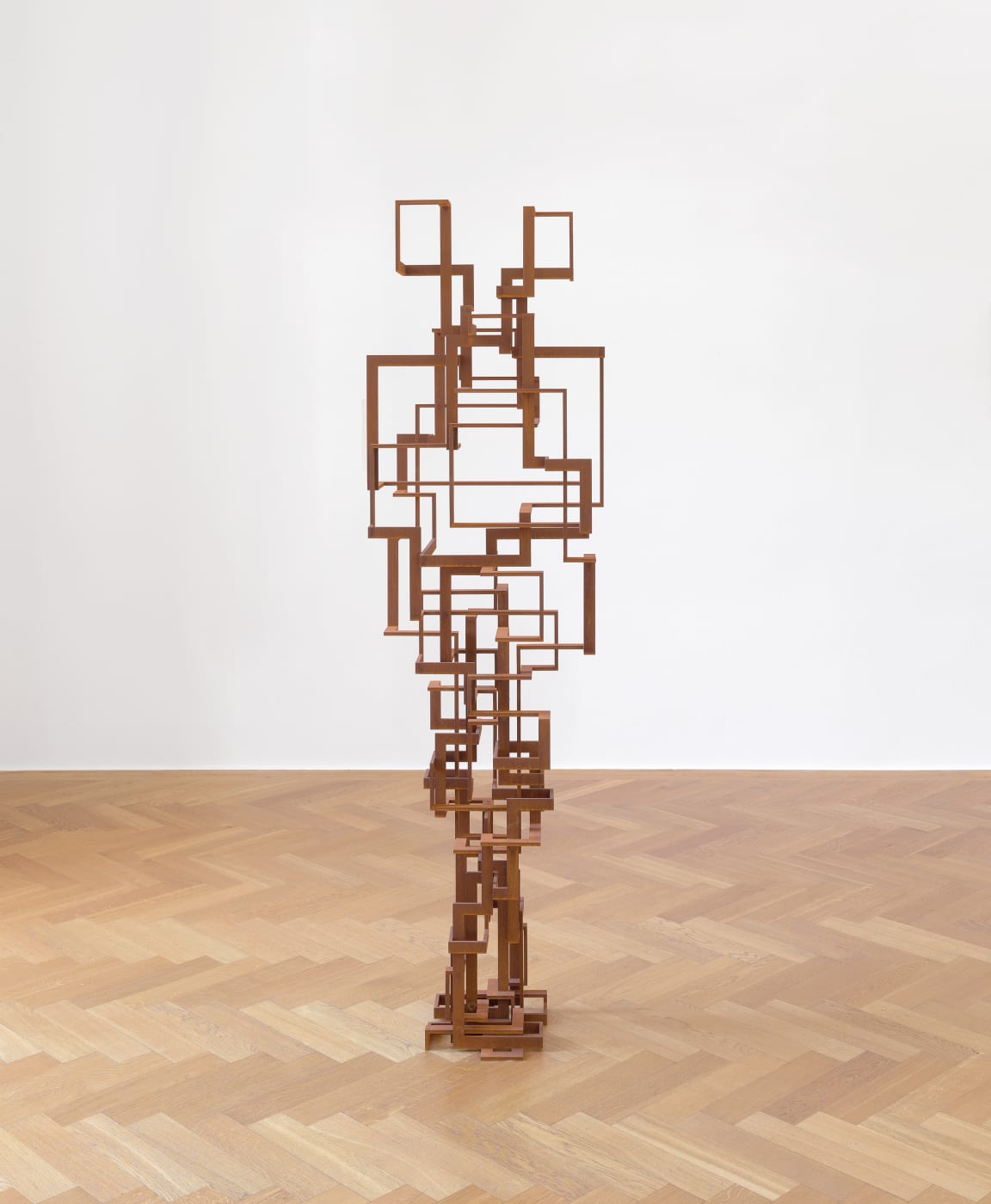 While the sculptures on the ground floor of the villa focus on individual bodies in space, the exhibition continues upstairs...