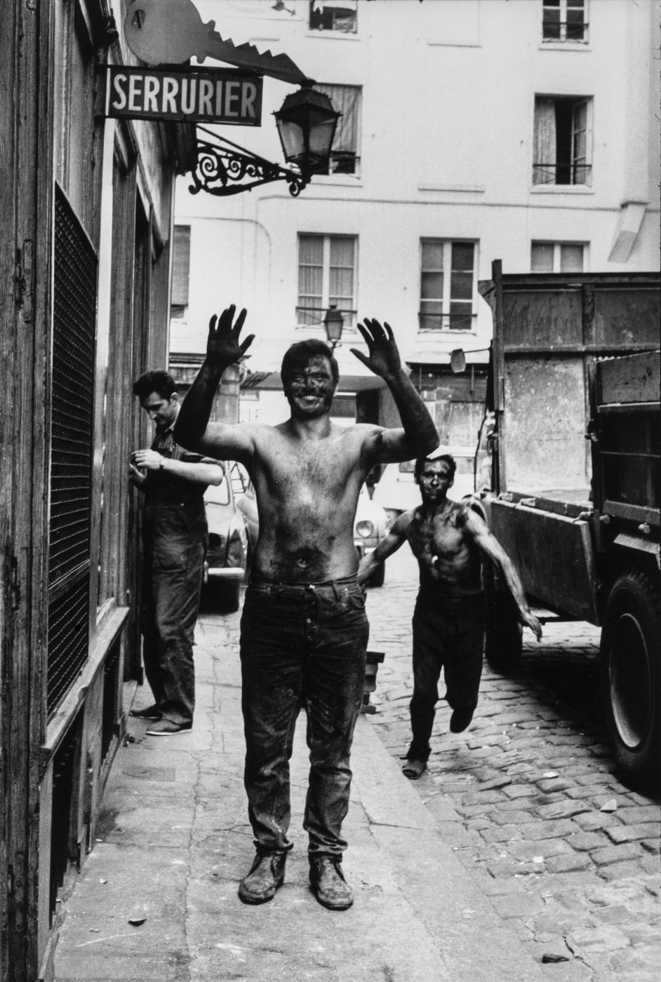 In the mid-20th century, coal merchants were an ordinary sight on the streets of Paris. Yoshi Takata captures an unexpected...