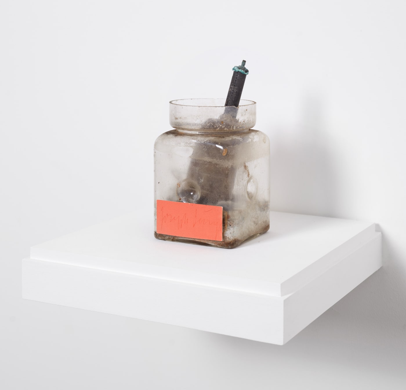 Emulating 'wet cell' batteries invented in the 1890s, composed of solution-filled glass jars in which electrodes were immersed, Naßbatterie (Wet...