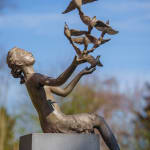 Béatrice Cols, Belgische kunstenares, kunstenaar, beeldhouwwerk, bronzen beeldhouwwerk, tuinbeeldhouwwerk, Libre, beeldhouwwerk jong meisje en vogels, beeldhouwwerk vogels in vlucht, vlucht van vogels, bronzen tuinbeeld, tuindecoratie, leasing van kunstwerken, kunstinvestering, kunstcollectie, hedendaagse kunst, fine art, fine art fair, Fine Art Fair Wavre, Art Thema, Galerie Art Thema, SMART aix, SMART, aix-en-provence