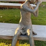 sculpture en bronze, Le Temps des Cerises, Béatrice Cols, artiste belge, enfant en bronze, sculpture figurative, art contemporain, sculpture de jeune fille, patine naturelle, décoration de jardin, art de collection, sculpture extérieure, sculpture pour architectes d’intérieur, œuvre en bronze patiné, sculpture poétique, galerie d’art, bronze belge, sculpture d’enfant