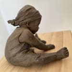 julie, béatrice cols, art thema, petite sculpture en bronze, sculpture d’enfant, petite statue de fillette, art en bronze à la cire perdue, sculptrice belge contemporaine, Béatrice Cols, sculpture en bronze de collection, sculpture sur le thème de l’enfance, art pour collectionneurs, sculpture figurative en bronze