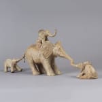 sophie verger, sculpture, bronze, éléphants, famille d'éléphants, 4 éléphants, acrobaties, l'un sur l'autre, humour, rigolo, tendre, art thema, artthema, galerie, belgique, france