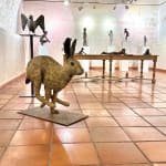 marie thys, marie, art thema, artthema, art, thema, galerie, galerie d'art, arles, sud de la france, camargue, lapin, lièvre, grand lièvre, animal, saut, protection animaux, jardin, décoration de jardin, sculpture animalière, bronze, sculpture en bronze, artiste belge, art animalier, sculpture d'extérieur, décoration jardin, carry, bergerie