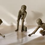 Les joueurs de billes, petite sculpture figurative en bronze par Béatrice Cols, trois enfants en train de jouer, œuvre poétique de collection pour intérieur