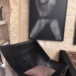peter henri stein, photo, photograph, rencontres de la photo, off arles, ie, expo photo, arles, bruxelles, noir et blanc, photo noir et blanc, femme nue, noire, noir, mouvement, sensuel, sensualité, voile, christique, folle de dieu, élégant, art thema, vb studio lifestyle, kiki studio, design, fauteuil noir