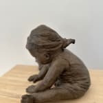 julie, béatrice cols, art thema, petite sculpture en bronze, sculpture d’enfant, petite statue de fillette, art en bronze à la cire perdue, sculptrice belge contemporaine, Béatrice Cols, sculpture en bronze de collection, sculpture sur le thème de l’enfance, art pour collectionneurs, sculpture figurative en bronze