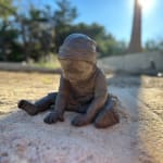 julie, béatrice cols, art thema, bronzen beeldhouwwerk, kindersculptuur, klein meisjesbeeldje, bronskunst met verlorenwasmethode, hedendaagse Belgische beeldhouwster, Béatrice Cols, verzamelbaar bronzen beeld, sculptuur met kinderthema, kunst voor verzamelaars, figuratieve bronzen sculptuur