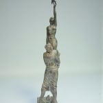 La Migratrice, scultura in bronzo di René Julien che raffigura un uomo mentre solleva una donna verso il volo, poetica ode all’amore, opera da collezione di un artista belga di fama internazionale.