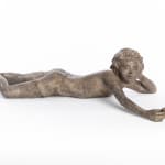 Bronzen beeld De Kleine Duikster Béatrice Cols, beeldhouwwerk, bronzen beeld, jongetje bij het zwembad, jongetje met bootje, jongetje dat met zijn bootje speelt, Belgische kunstenares, hedendaagse kunstsculptuur, bronzen kunstwerk binnen en buiten voor verzamelaars, bronzen beeld voor interieurarchitect, bronzen beeld voor binnenhuisarchitect, leasing van bronzen kunstwerken, kunstbeurs SMART Aix-en-Provence 2025, figuratief bronzen kind beeldend kunstenares, poëtisch bronzen beeld Béatrice Cols, collectie hedendaagse bronzen beelden, artistieke installatie voor vijver of zwembad, bronzen beeld voor landschapsinrichting, bronzen kunstwerk voor privécollectie, bronzen beeld voor luxueuze inrichting, hedendaagse bronzen kunst, kinderbeeld in brons met emotie en zachtheid, vrouwelijke figuratieve kunst in brons, Béatrice Cols beeldhouwster in brons, bronzen kunst voor interieurdesign, kunstleasing, kunstwerk leasing