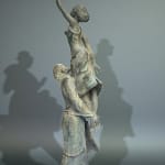 La Migratrice, Bronzeskulptur von René Julien, die einen Mann zeigt, der eine Frau ihrem Flug entgegenhebt, eine poetische Liebeshommage, Sammlerstück eines international renommierten belgischen Künstlers.