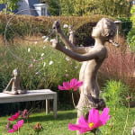 escultura de bronce La Malabarista Béatrice Cols Art Thema, estatua en bronce de una malabarista por Béatrice Cols, arte en bronce poético Béatrice Cols, decoración de jardín en bronce La Malabarista, escultura femenina en bronce Béatrice Cols, estatua exterior contemporánea Béatrice Cols Galería Art Thema, figura de bronce en movimiento Béatrice Cols, escultura de jardín en bronce Béatrice Cols La Malabarista, escultura moderna en bronce para exteriores, bronce artístico para jardines Béatrice Cols, Béatrice Cols La Malabarista escultura en Galería Art Thema, figura femenina malabarista en bronce, obra de arte en bronce para jardín Béatrice Cols, estatua poética en bronce La Malabarista, escultura de bronce para decoración de jardín, escultura al aire libre en bronce Béatrice Cols, figura expresiva en bronce Béatrice Cols, escultura elegante de jardín Béatrice Cols, arte de jardín en bronce por Béatrice Cols, La Malabarista escultura bronce Art Thema