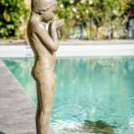 Sculpture bronze La Petite Plongeuse Béatrice Cols, sculpture, sculpture bronze, plongeuse, petite fille qui plonge, sculpture autour piscine, artiste belge, sculpture art contemporain, œuvre d’art bronze intérieur extérieur collectionneur, sculpture bronze jardin architecte d’extérieur, sculpture bronze intérieur architecte décorateur, leasing d’œuvre d’art bronze, salon SMART Aix-en-Provence 2025, bronze figuratif enfant artiste contemporaine, sculpture poétique en bronze Béatrice Cols, collection sculpture bronze contemporaine, installation artistique pour bassin ou piscine, sculpture bronze pour aménagement paysager, sculpture à louer, œuvre d’art bronze pour collection privée, sculpture bronze pour décoration haut de gamme, art contemporain en bronze, sculpture enfant bronze émotion et douceur, art figuratif féminin en bronze, bronze patiné pour espaces extérieurs, Béatrice Cols sculptrice bronze, art en bronze pour intérieur design, leasing d'art, leasing d'oeuvre d'art