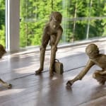 Murmelspieler, kleine figurative Bronzeskulptur von Béatrice Cols, spielende Kinder, poetisches und erzählerisches Sammlerstück für den Innenraum