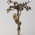 Monumentaal bronzen beeld “Eva’s Apple” van Lieven D’Haese, met een figuur die in een getextureerde boom klimt, geschikt voor tuin of buitenruimte.
