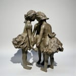 scultura in bronzo, Le Tre Grazie, Béatrice Cols, artista belga, bambini in bronzo, scultura figurativa, bambine in cerchio, abiti svolazzanti, arte contemporanea, scultura poetica, decorazione interni, scultura da giardino, bronzo patinato, opera da collezione, scultura decorativa