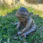 julie, béatrice cols, art thema, scultura in bronzo, scultura infantile, piccola statua di bambina, arte in bronzo a cera persa, scultrice belga contemporanea, Béatrice Cols, scultura in bronzo da collezione, scultura sul tema dell’infanzia, arte per collezionisti, scultura figurativa in bronzo