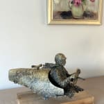 Bronzen beeld “Master of Speed V” van Lieven D’Haese, met een figuur in een gestileerd voertuig en een klein vogeltje op de voorkant.