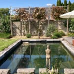 Bronzeskulptur Die kleine Taucherin Béatrice Cols, Skulptur, Bronzeskulptur, Taucherin, kleines Mädchen beim Sprung, Skulptur am Pool, belgische Künstlerin, zeitgenössische Kunstskulptur, Bronze Kunstwerk Innen und Außen für Sammler, Bronzeskulptur für Gartenlandschaftsarchitekten, Bronzeskulptur für Innenarchitekten, Kunstleasing Bronzeskulptur, Kunstmesse SMART Aix-en-Provence 2025, figurative Kinderskulptur zeitgenössische Künstlerin, poetische Bronzeskulptur Béatrice Cols, Sammlung zeitgenössischer Bronzeskulpturen, künstlerische Installation für Teich oder Pool, Bronzeskulptur für Landschaftsgestaltung, Skulptur zur Miete, Bronzekunstwerk für Privatsammlung, Bronzeskulptur für gehobene Einrichtung, zeitgenössische Bronzekunst, Kinderskulptur in Bronze mit Emotion und Zärtlichkeit, weibliche figurative Bronzekunst, patinierte Bronze für Außenbereiche, Béatrice Cols Bronzebildhauerin, Bronzekunst für Interior Design, Kunstleasing, Leasing von Kunstwerken