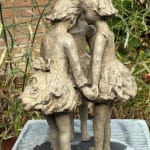 sculpture en bronze, Les Trois Grâces, Béatrice Cols, artiste belge, enfants en bronze, sculpture figurative, fillettes en ronde, robes volantes, art contemporain, sculpture poétique, décoration intérieure, sculpture de jardin, bronze patiné, collection d’art, sculpture décorative