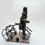 escultura en bronce, Passé Présent, René Julien, artista belga, hombre junto a su bicicleta, bicicleta con cabeza de caballo, bronce figurativo, arte contemporáneo, obra fine art, escultura narrativa, bronce patinado, pieza de colección, escultura monumental, Art Thema Gallery