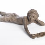 Bronzeskulptur Die kleine Taucherin Béatrice Cols, Skulptur, Bronzeskulptur, kleiner Junge am Pool, kleiner Junge mit Boot, kleiner Junge spielt mit seinem Boot, belgische Künstlerin, zeitgenössische Kunstskulptur, Bronze Kunstwerk Innen und Außen für Sammler, Bronzeskulptur für Innenarchitekten, Bronzeskulptur für Raumgestalter, Kunstleasing Bronzeskulptur, Kunstmesse SMART Aix-en-Provence 2025, figurative Bronzeskulptur Kind zeitgenössische Künstlerin, poetische Bronzeskulptur Béatrice Cols, Sammlung zeitgenössischer Bronzeskulpturen, künstlerische Installation für Teich oder Pool, Bronzeskulptur für Landschaftsgestaltung, Bronze Kunstwerk für Privatsammlung, Bronzeskulptur für gehobene Inneneinrichtung, zeitgenössische Bronzekunst, Kinderskulptur in Bronze mit Emotion und Zärtlichkeit, weibliche figurative Kunst in Bronze, Béatrice Cols Bronzebildhauerin, Bronzekunst für Interior Design, Kunstleasing, Kunstwerk Leasing