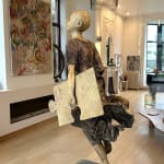 Missing Link, monumentale zeitgenössische Skulptur von Lieven D’Haese mit einer laufenden Figur, die ein Puzzleteil hält, ein symbolisches Werk für Kunstsammler sowie Innen- und Landschaftsarchitekten.