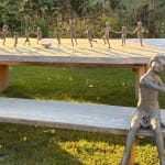 scultura in bronzo, Le Temps des Cerises, Béatrice Cols, artista belga, bambino in bronzo, scultura figurativa, arte contemporanea, scultura di bambina, patina naturale, decorazione da giardino, scultura da collezione, scultura da esterno, scultura per interior designer, bronzo patinato, scultura poetica, galleria d’arte, scultura belga in bronzo, scultura infantile
