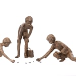 Béatrice Cols, Belgische kunstenares, Belgische beeldhouwster, bronzen beeldhouwwerk, hedendaagse kunst, fine art, figuratief beeldhouwwerk, poëtische sculptuur, artistiek brons, kunstbrons, origineel kunstwerk, kunstgalerij, kunstverzamelaar, interieurdecoratie, hoogwaardige inrichting, beeldentrio, kunstacquisitie, aankoop bronzen beeld, kunstleasing, kunstinvestering, artistiek kapitaal, kunstcollectie, exclusief kunstwerk, kunst en erfgoed, verzamelbaar brons, Fine Art Fair, Fine Art Fair Wavre, Art Thema, galerie Art Thema, beeldhouwwerktentoonstelling, kunstbeurs, kunstsalon, SMART, SMART Aix, jongetjes spelen knikkers