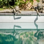 Scultura in bronzo La Piccola Tuffatrice Béatrice Cols, scultura, scultura in bronzo, bambino vicino alla piscina, bambino con barchetta, bambino che gioca con la barca, artista belga, scultura d’arte contemporanea, opera in bronzo per interni ed esterni per collezionisti, scultura in bronzo per architetto d’interni, scultura in bronzo per interior designer, leasing di opere in bronzo, fiera d’arte SMART Aix-en-Provence 2025, scultura figurativa in bronzo bambino artista contemporanea, scultura poetica in bronzo Béatrice Cols, collezione di sculture in bronzo contemporanee, installazione artistica per stagno o piscina, scultura in bronzo per paesaggismo, opera in bronzo per collezione privata, scultura in bronzo per arredamento di pregio, arte contemporanea in bronzo, scultura di bambino in bronzo con emozione e dolcezza, arte figurativa femminile in bronzo, Béatrice Cols scultrice in bronzo, arte in bronzo per interior design, leasing d’arte, leasing di opere d’arte